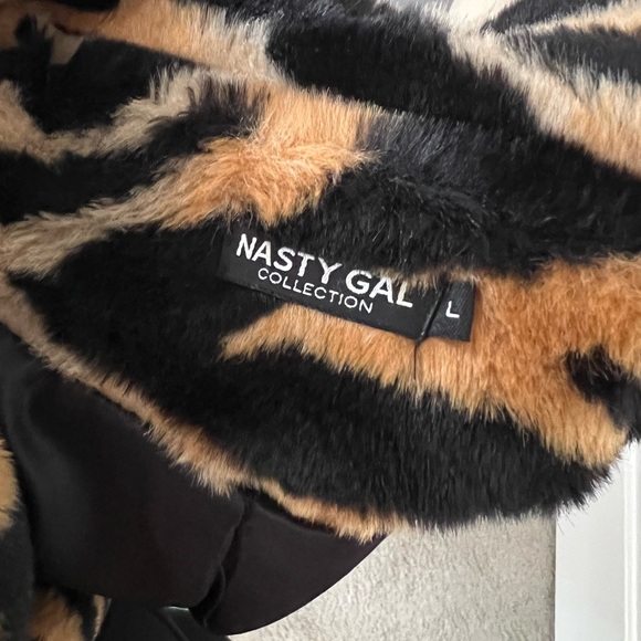 Nasty Gal Black and Tan Tiger Print faux fur coat - Picture 8 of 10